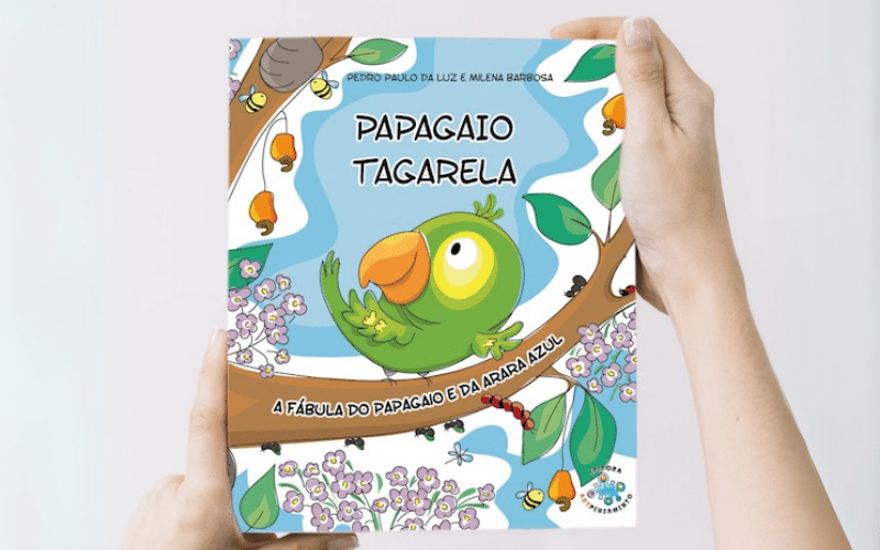 Capa do livro infantil Papagaio Tagarela, mostrando o papagaio cercado por outros animais, destacando o tema respeito às diferenças e amizade