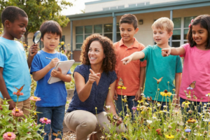 uma educadora com um grupo de cinco crianças observando borboletas no jardim da escola, etnias diferentes